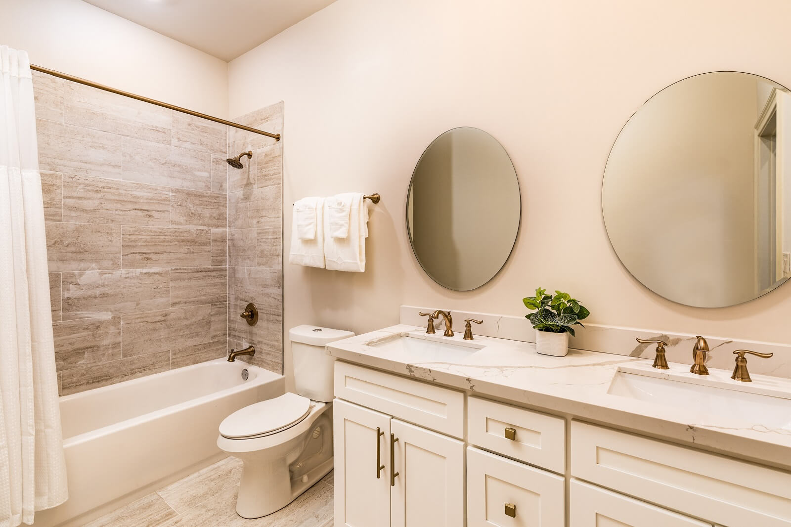 The Alexandre Unit 201 bathroom, a New Orleans luxury rental.