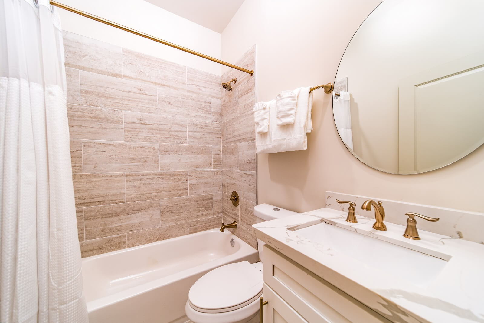 The Alexandre Unit 202 bathroom, a New Orleans luxury rental.