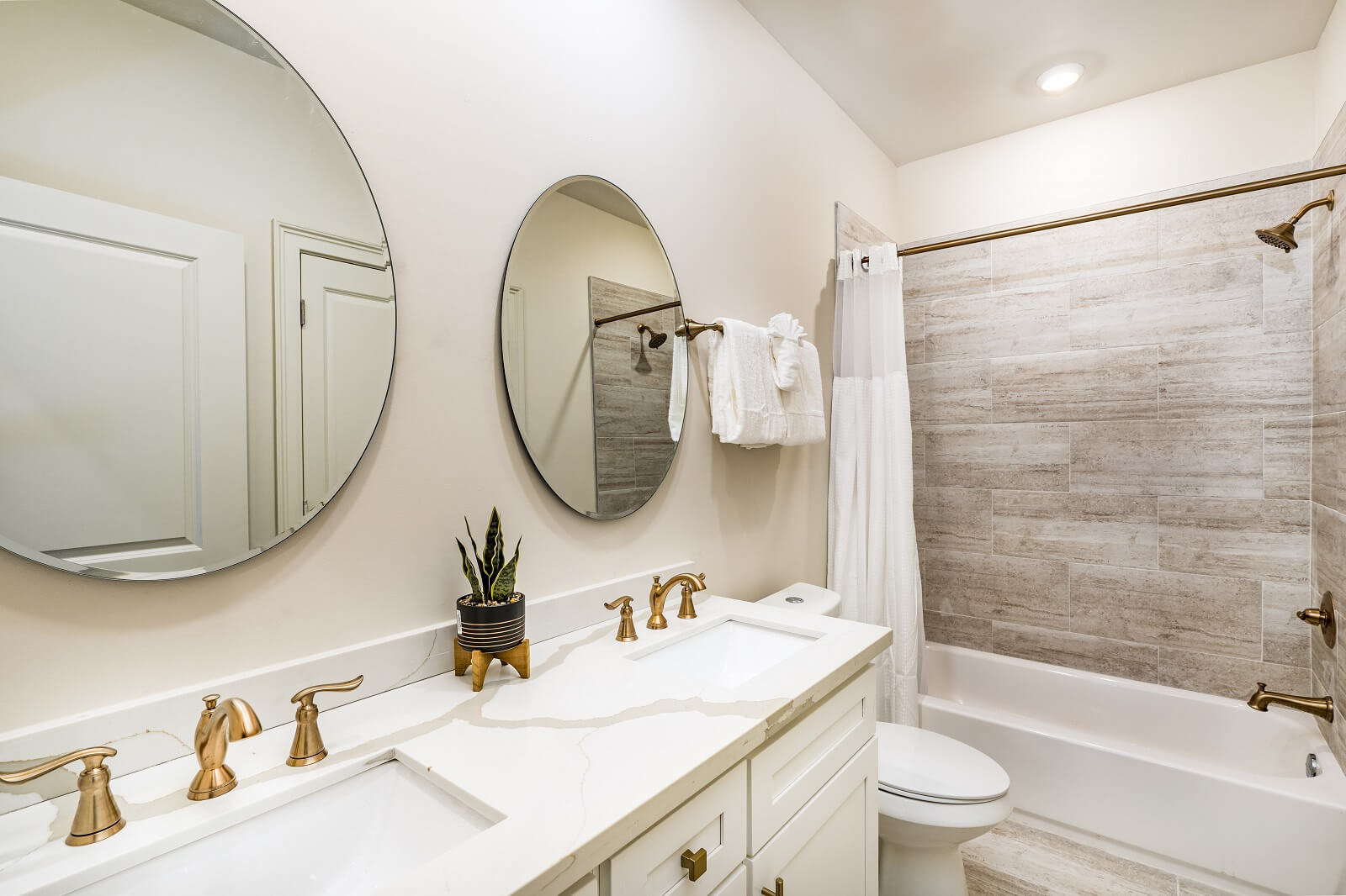 The Alexandre Unit 204 bathroom, a New Orleans luxury rental.