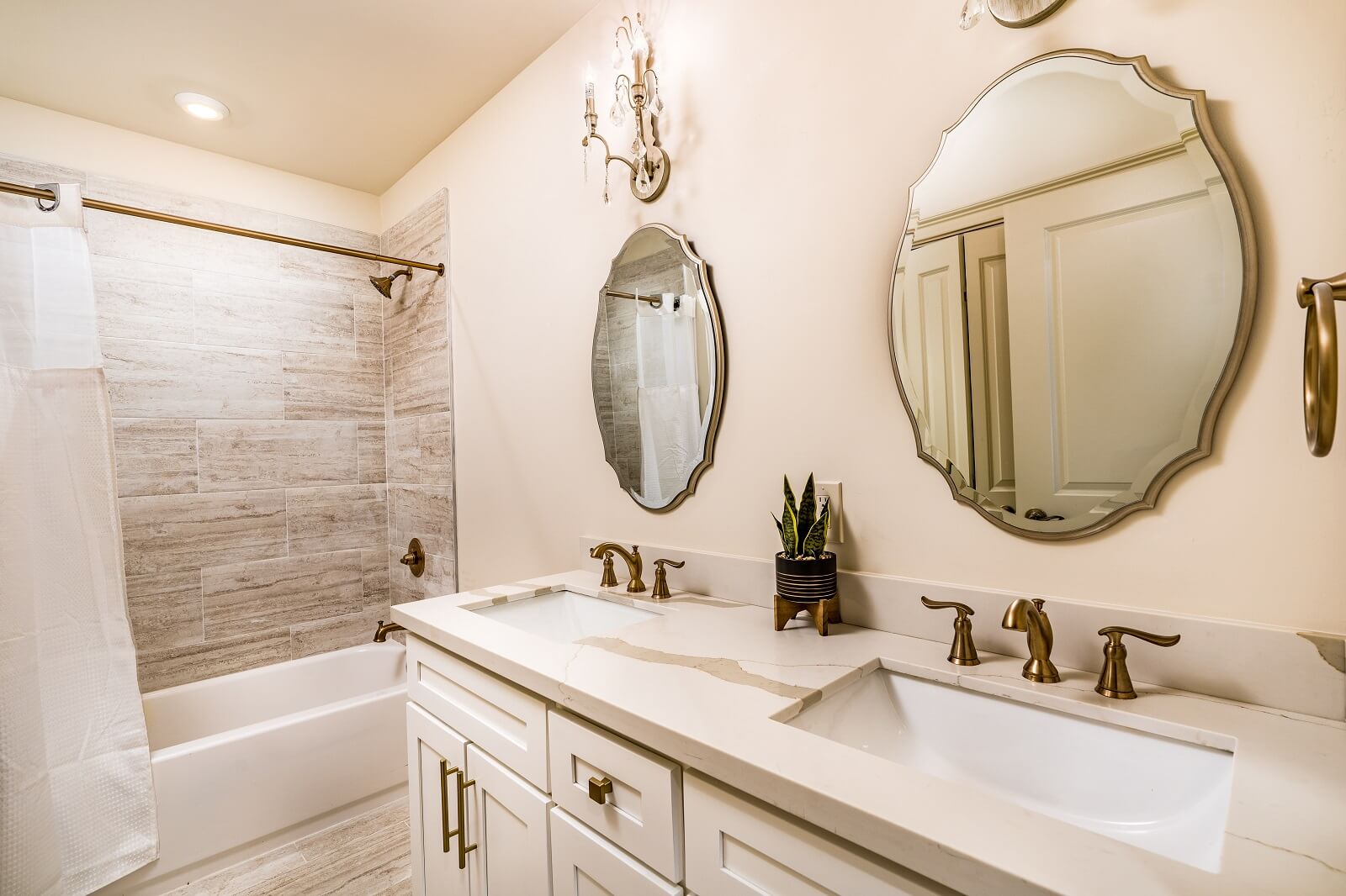 The Alexandre Unit 306 bathroom, a New Orleans luxury rental.