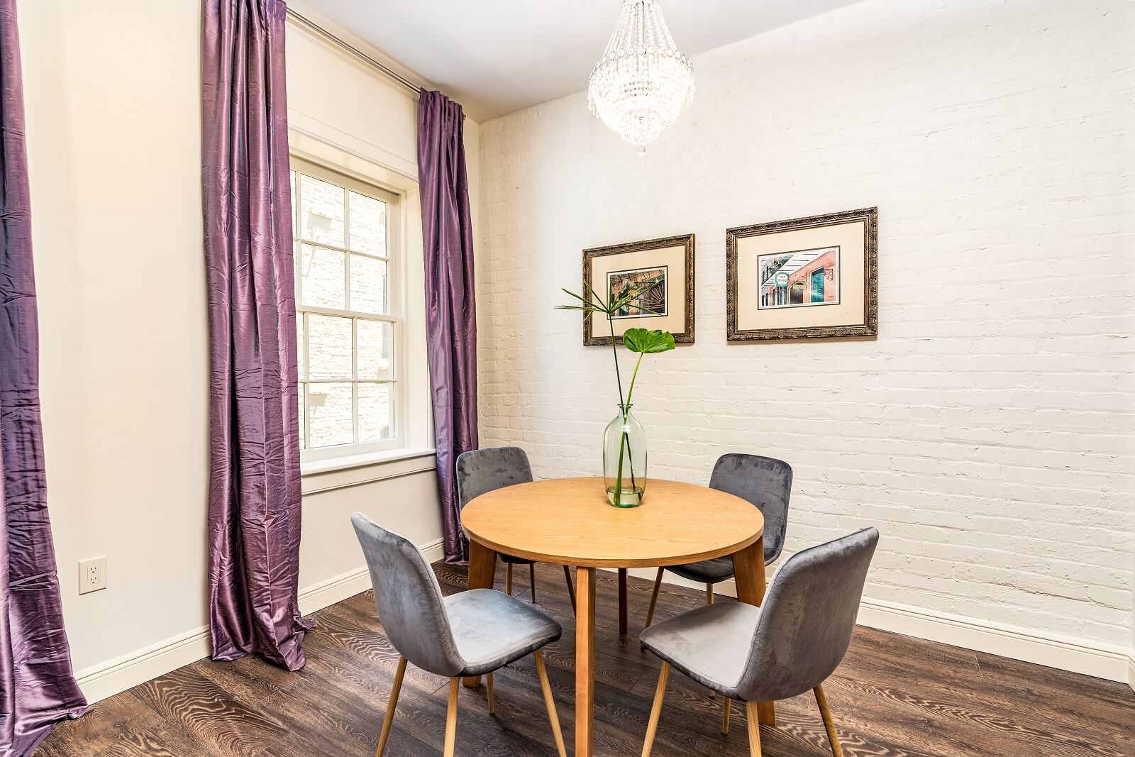 The Alexandre Unit 306 dining room, a New Orleans luxury rental.