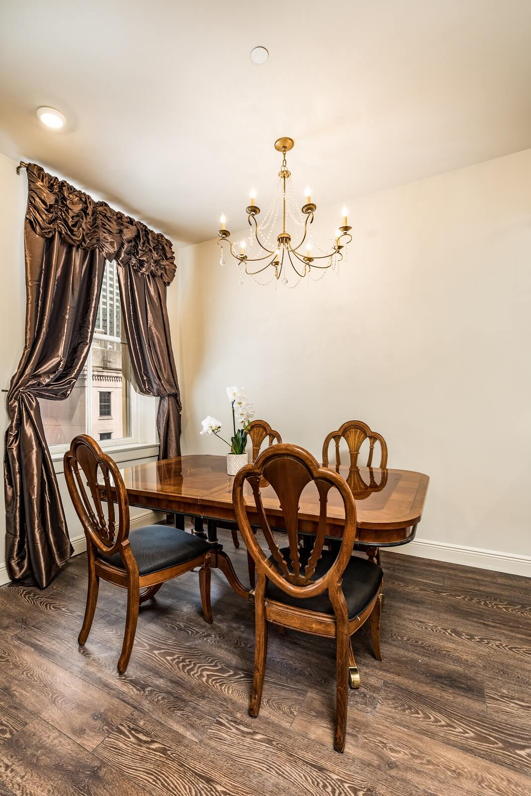 The Alexandre Unit 401 dining room, a New Orleans luxury rental.