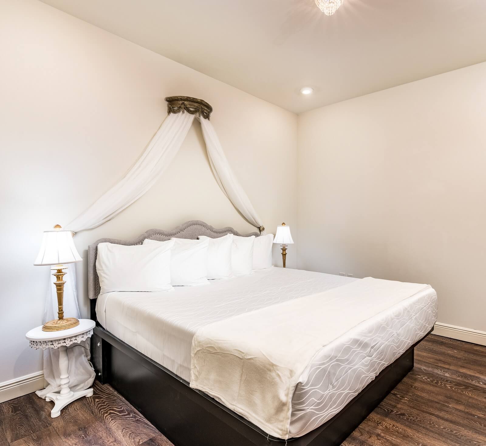 The Alexandre Unit 401 bedroom, a New Orleans luxury rental.