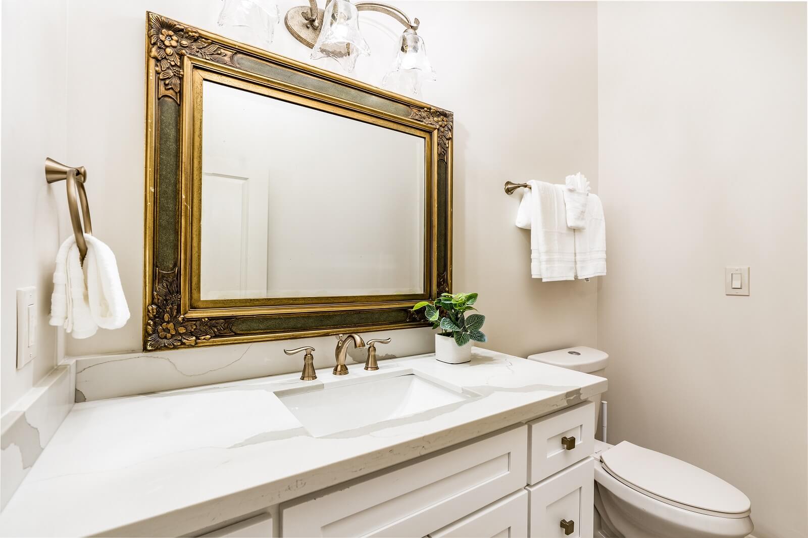 The Alexandre Unit 403 bathroom, a New Orleans luxury rental.