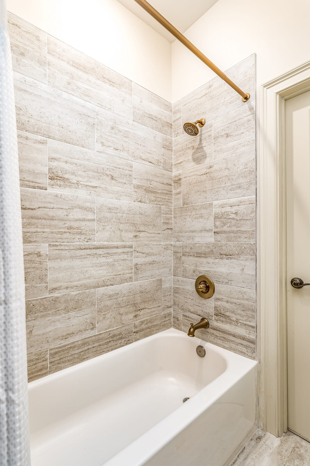 The Alexandre Unit 403 shower, a New Orleans luxury rental.