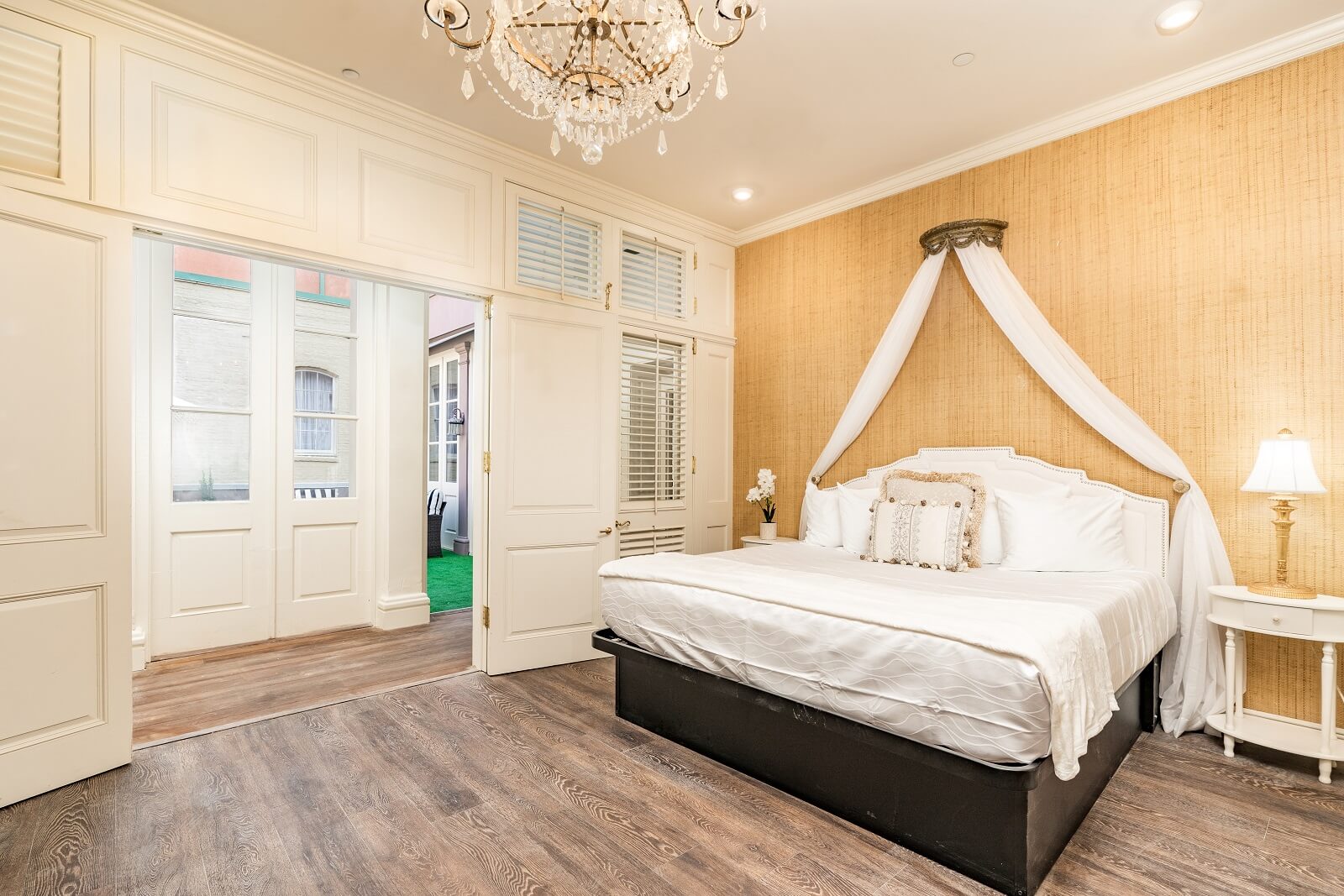 The Alexandre Unit 404 bedroom, a New Orleans luxury rental.