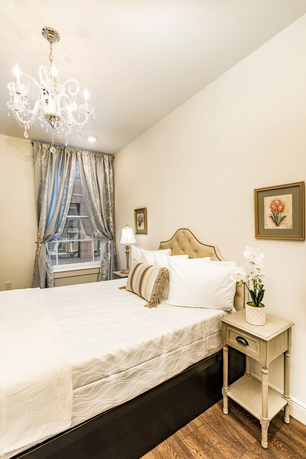 The Alexandre Unit 405 bedroom, a New Orleans luxury rental.